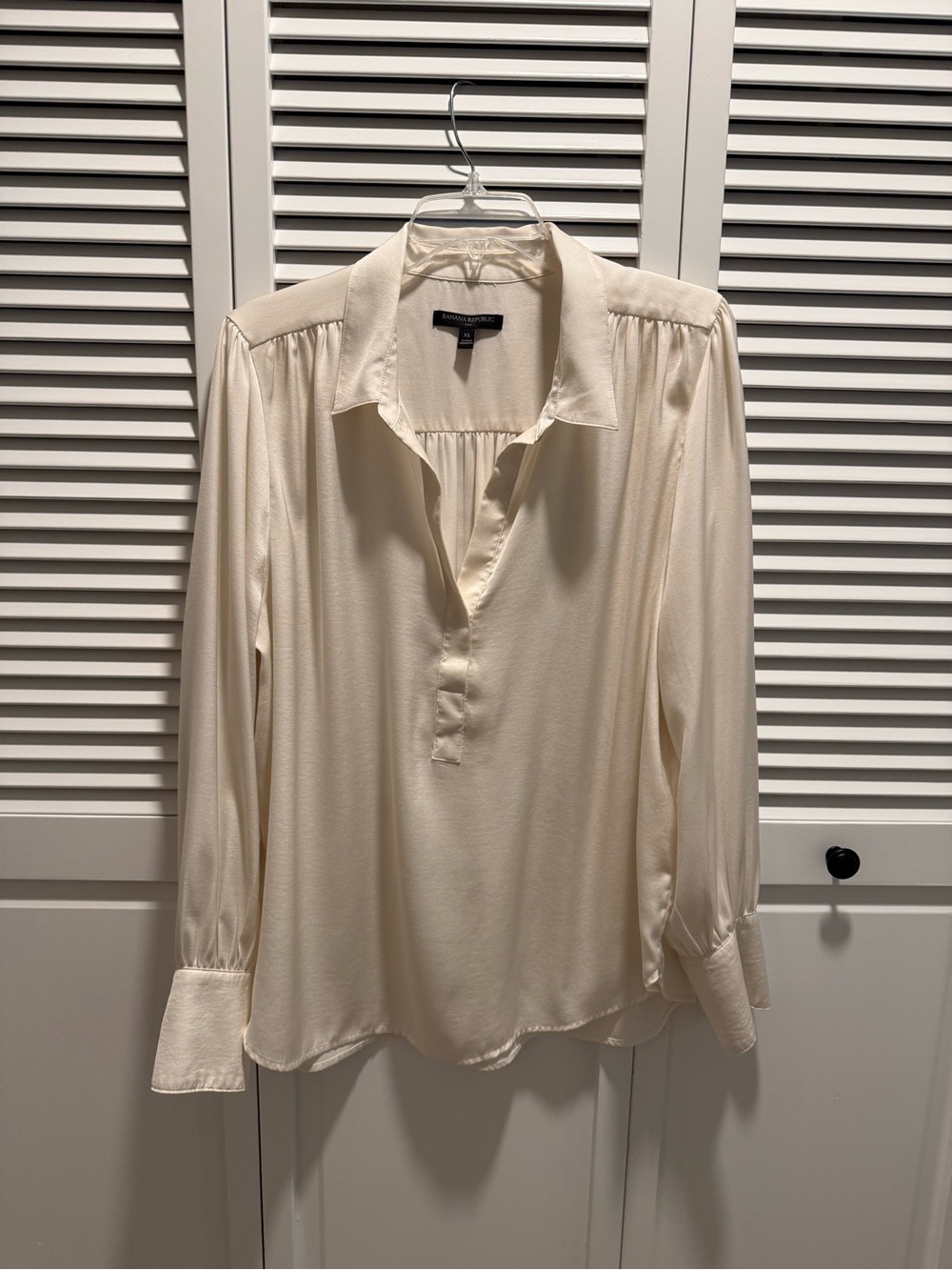 Banana Republic Cream Long-Sleeve V-Neck Button-Front Blouse